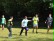 Schüler beim Fußball spielen.