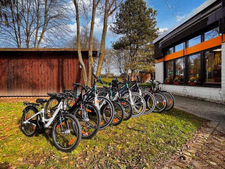 Bild von 9 Fahrrädern. Die Fahrräder stehen nebeneinander.
