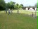 Bild von Schülern, die auf dem Fußballplatz auf dem Außengelände spielen.